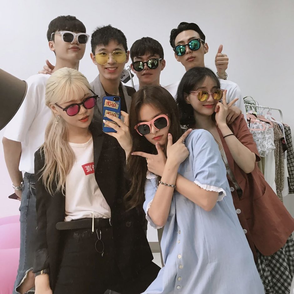 Группа друзей корейцев