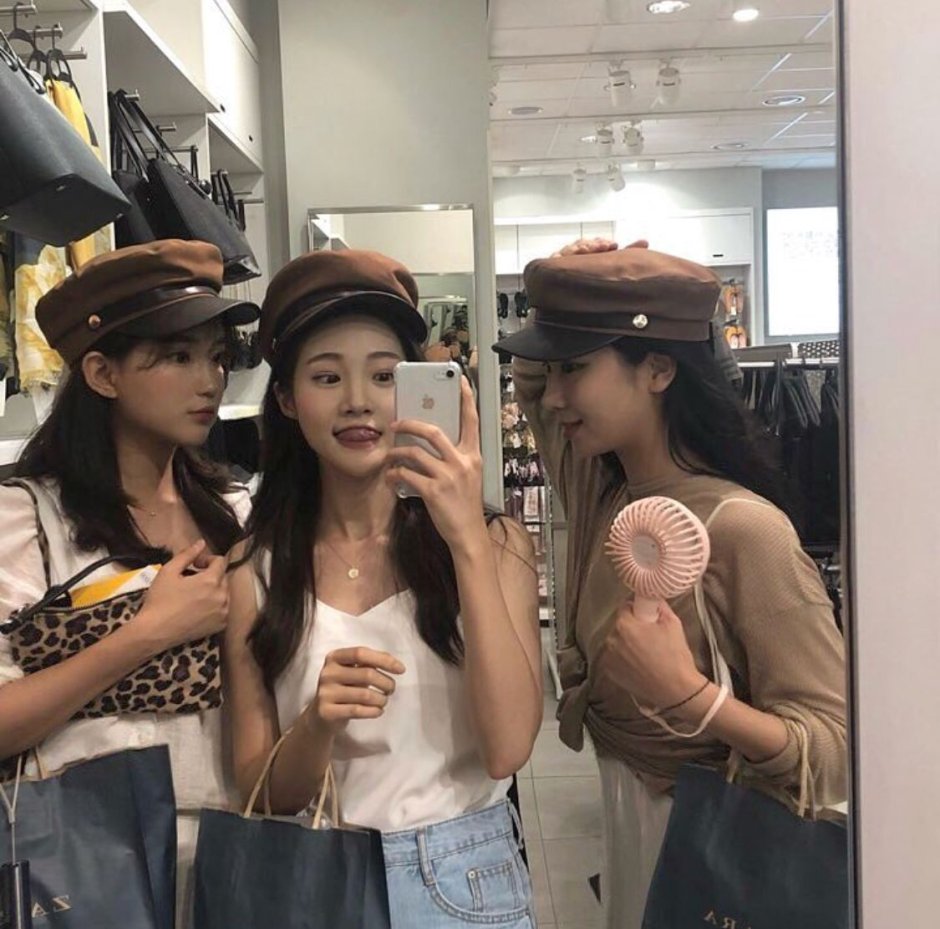 Три корейские девушки