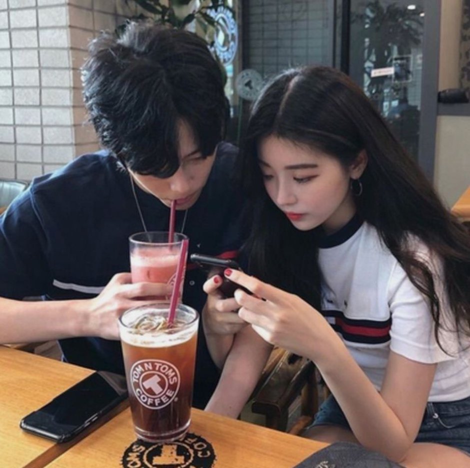 Корейская пара в кафе