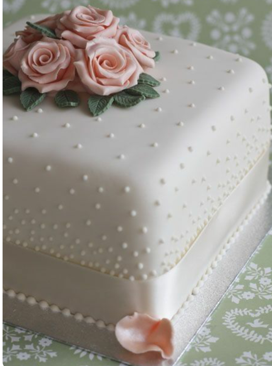 Свадебный торт квадратный одноярусный с живыми цветами