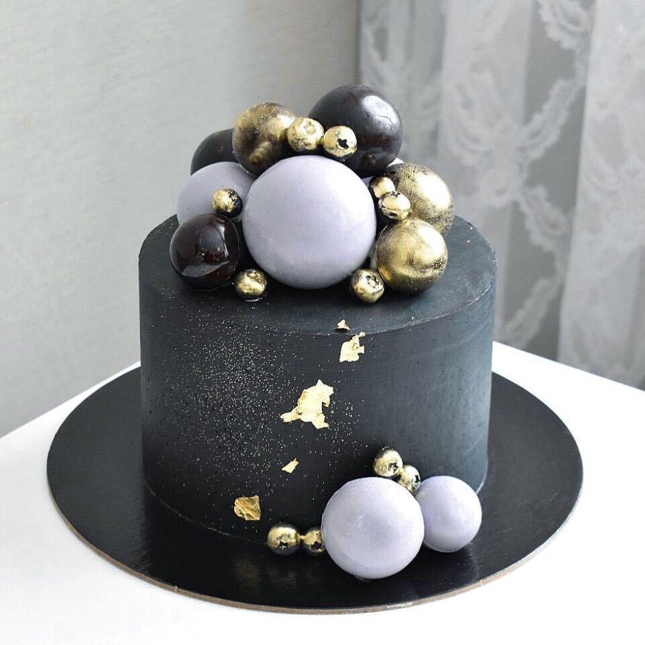 Квадратный торт с шоколадными шарами