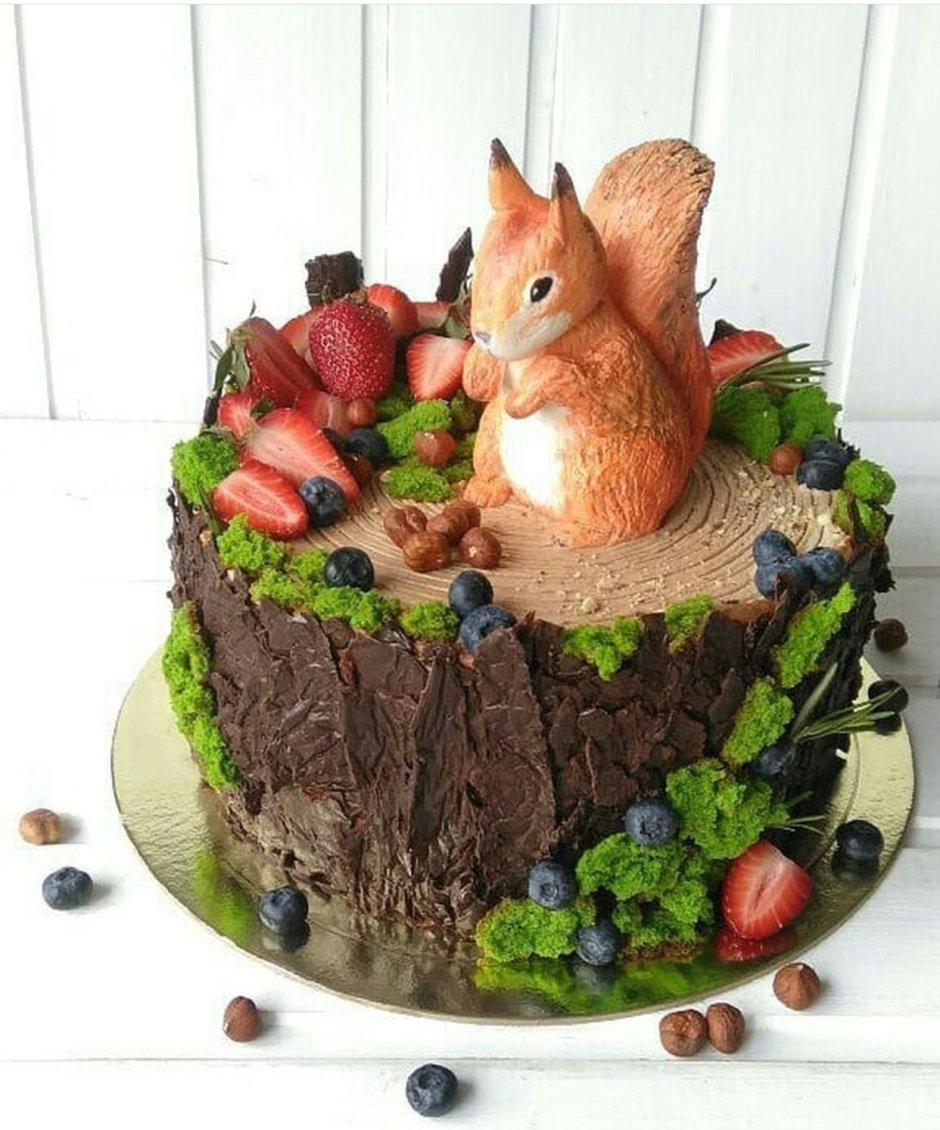 Шоколадный торт с декором из ягод