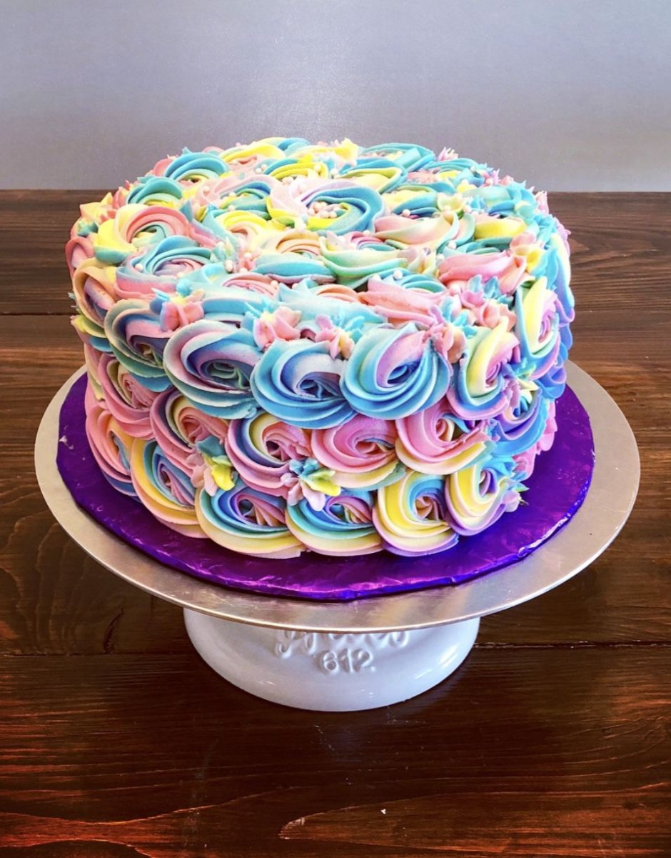 Разноцветный кремовый торт