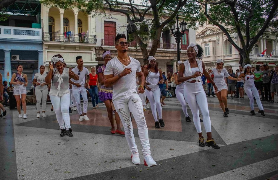 Кубинцы танцуют гуагуанко