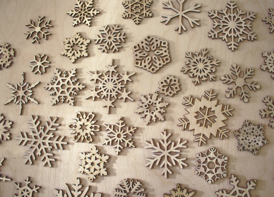 Декор снежинками из фанеры