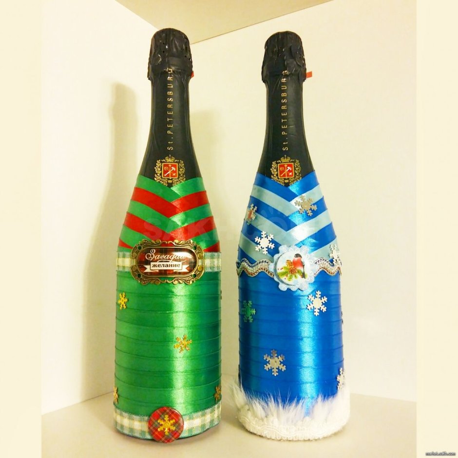 Новогодний декор шампанского лентами