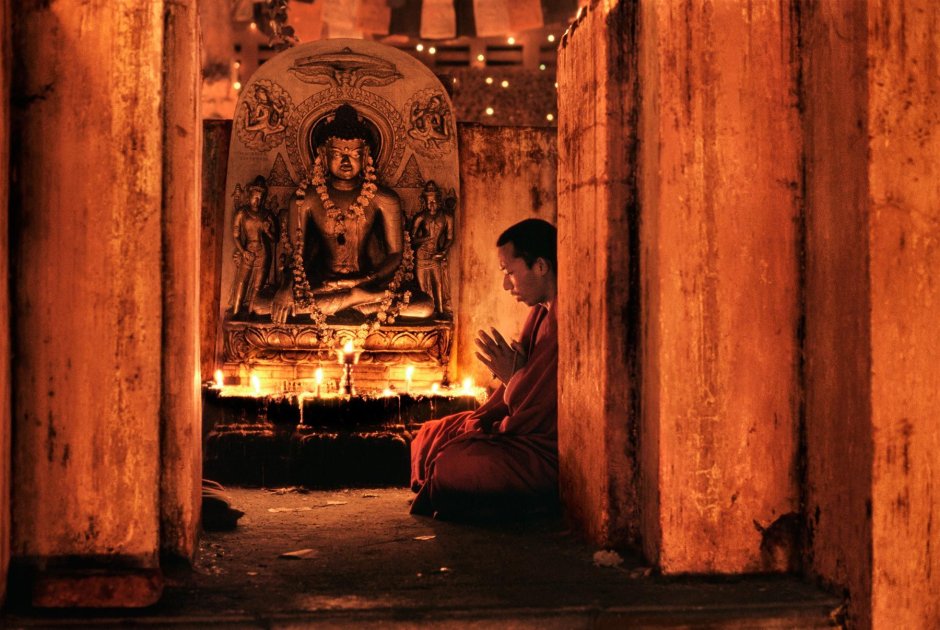 Буддийские монахи в храме
