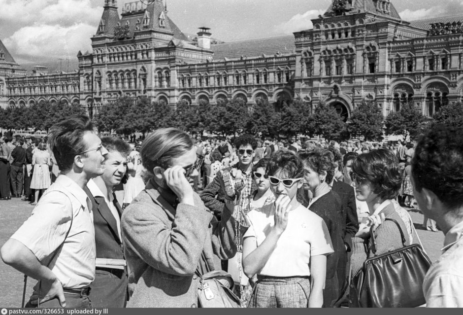Платья стиля международного фестиваля молодежи и студентов в СССР