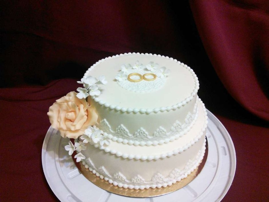 Свадебный торт кремового цвета
