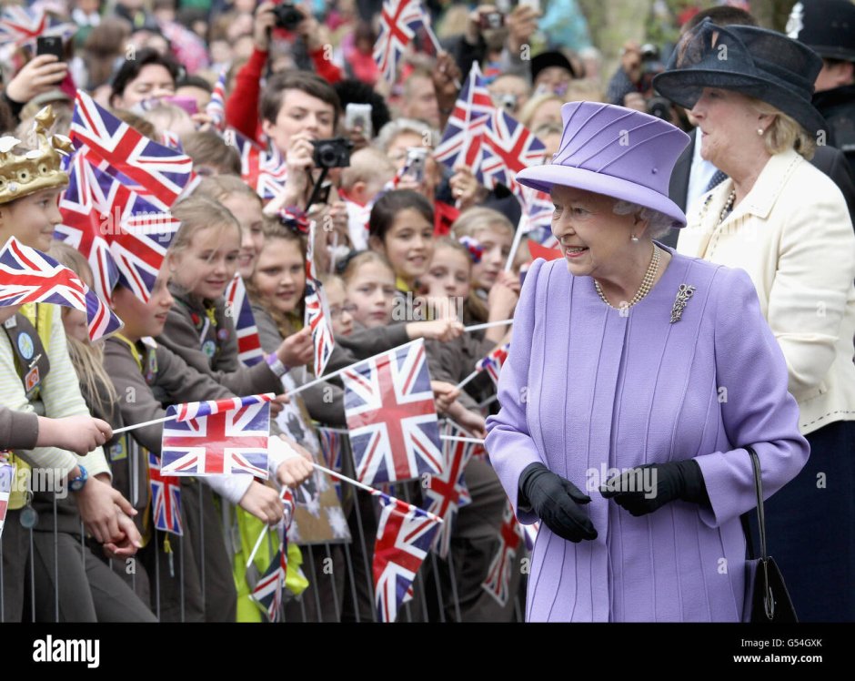 Королева Англии с народом
