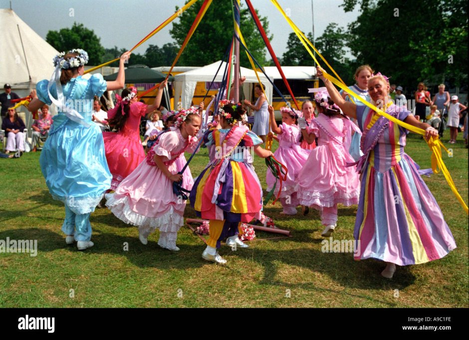 Необычная традиция в Великобритании танцы вокруг майского дерева