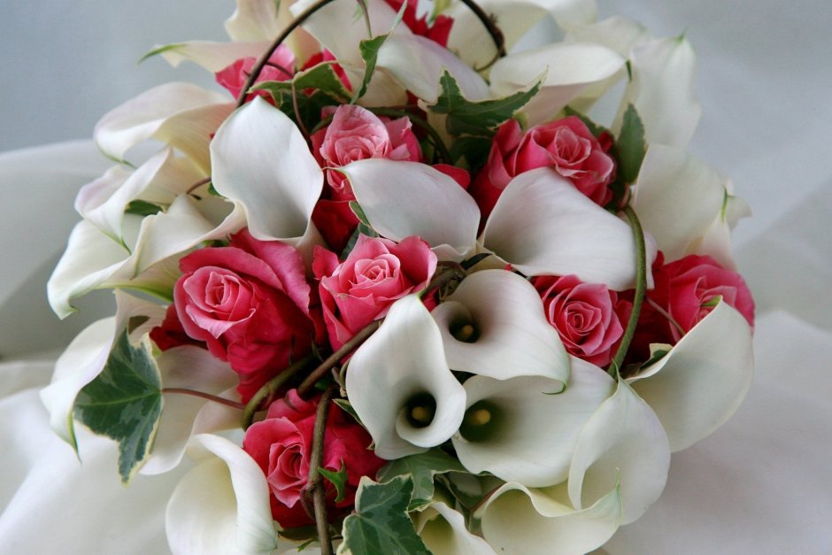 Цветы каллы и розы букет
