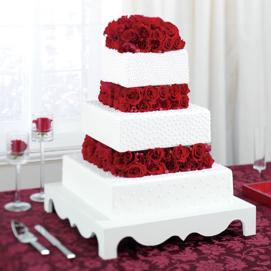 Свадебный торт трехъярусный красно белый