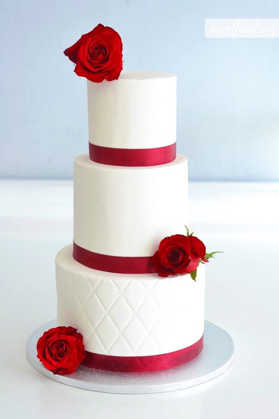 Свадебный торт с красной вазой
