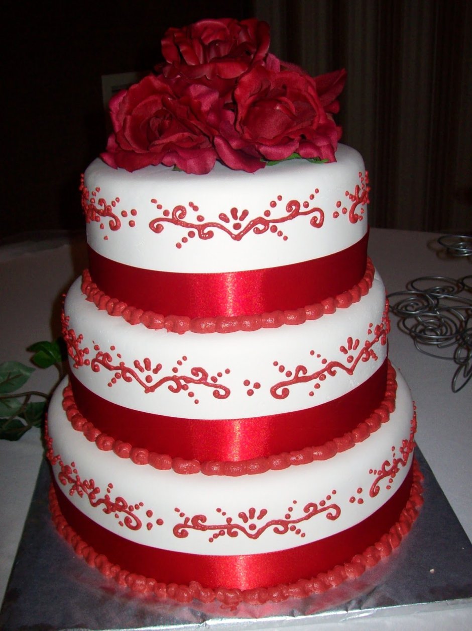 Красный торт на свадьбу
