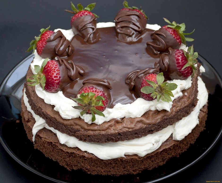 Торт с клубникой и шоколадом