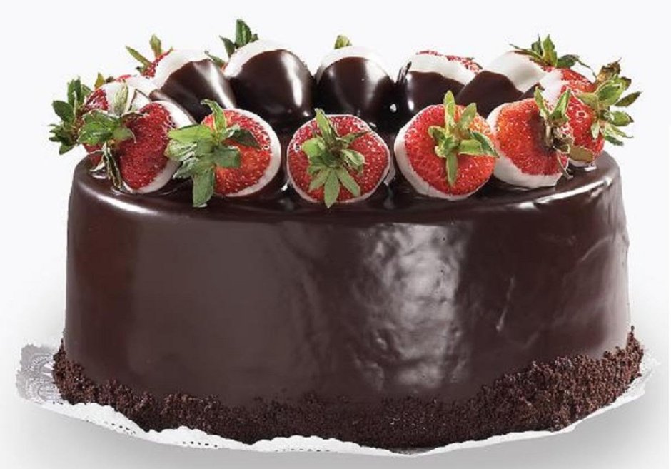 Украшение торта клубникой и шоколадками