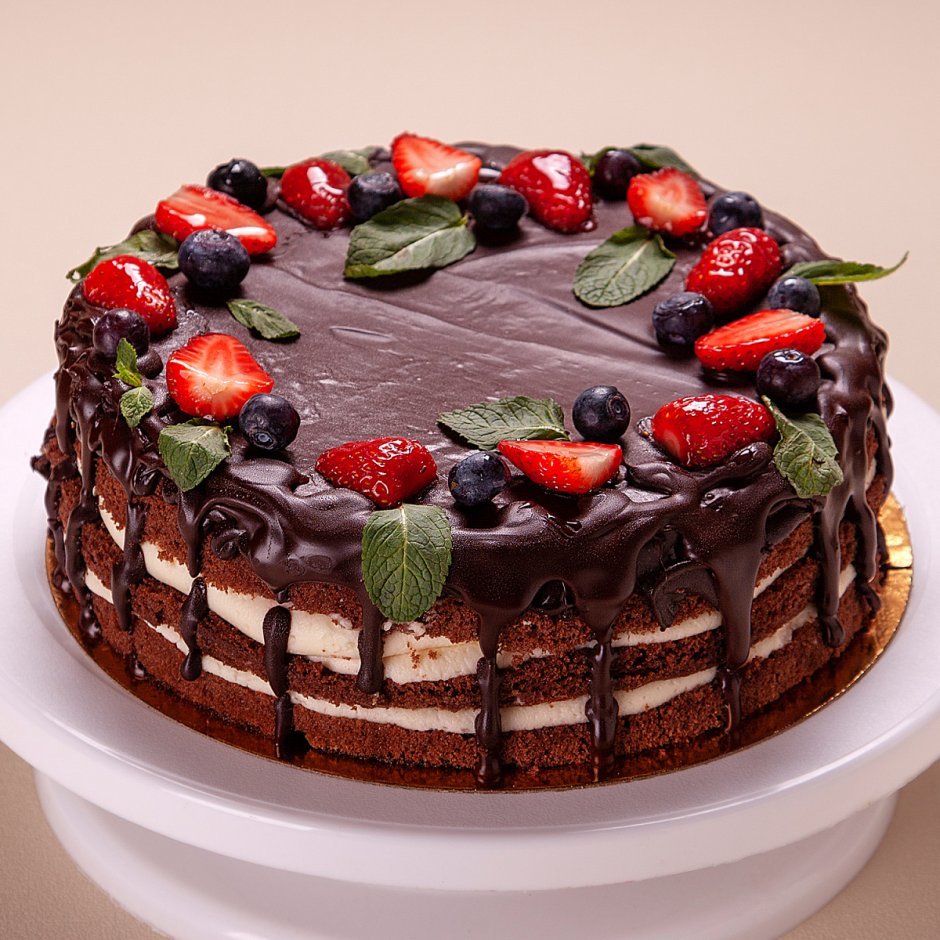 Украшение торта клубникой с шоколадными подтеками