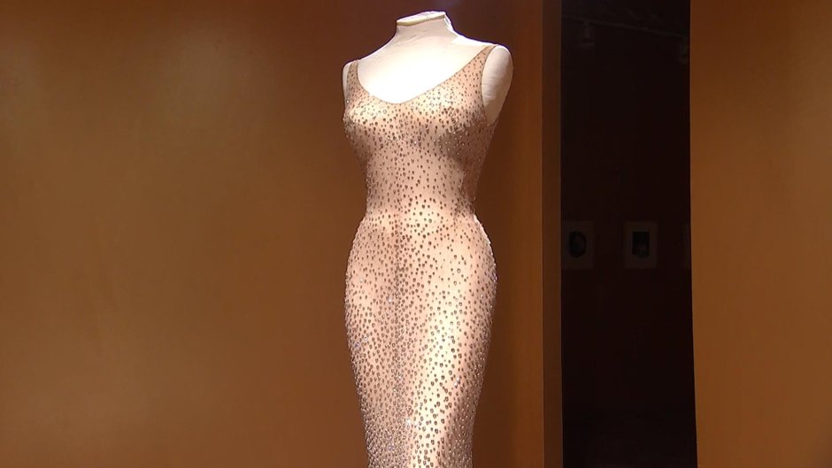 Мэрилин Монро в полупрозрачном платье