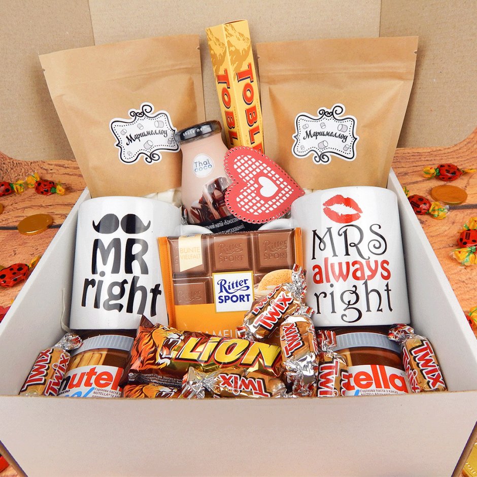 Новогодняя коробка со сладостями