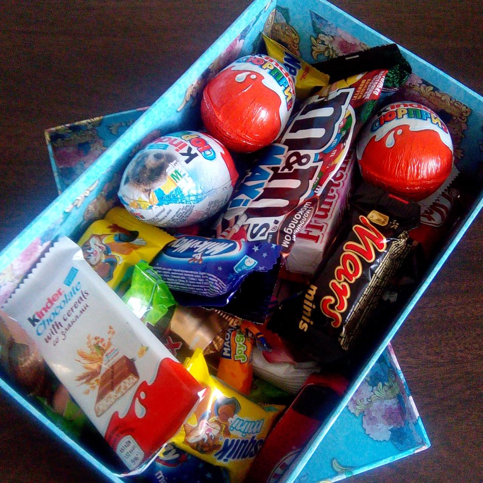 Коробка со сладостями на новый год