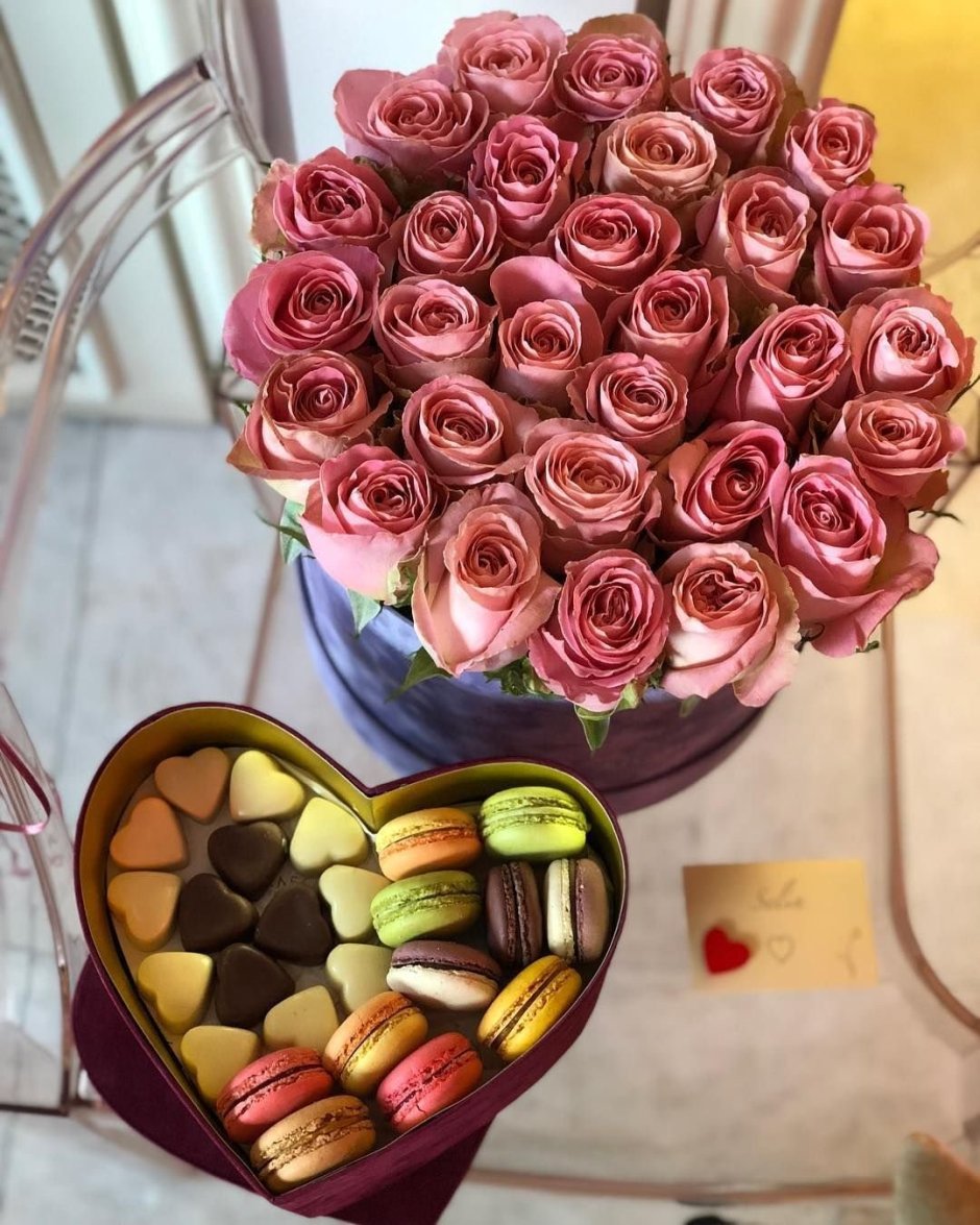Букет цветов с шоколадкой внутри