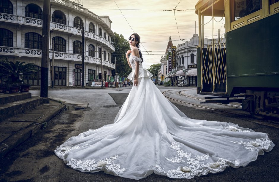 Красивая невеста в пышном платье