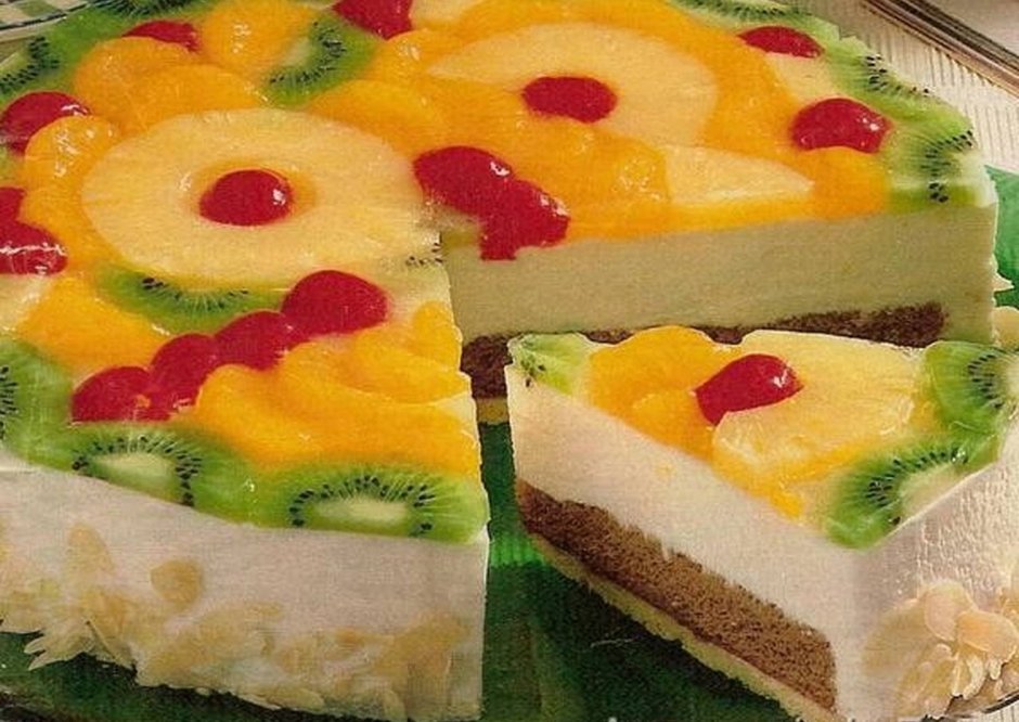 Торт с желе и фруктами и бисквитом