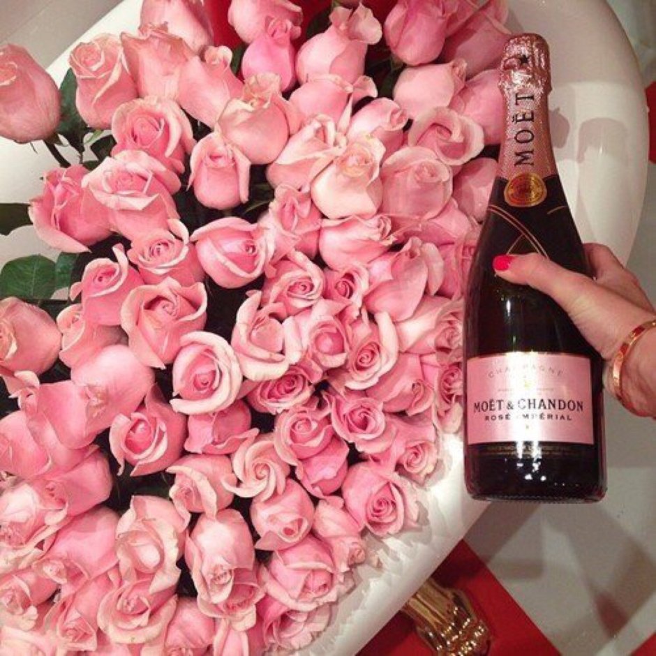 Букет роз и шампанское