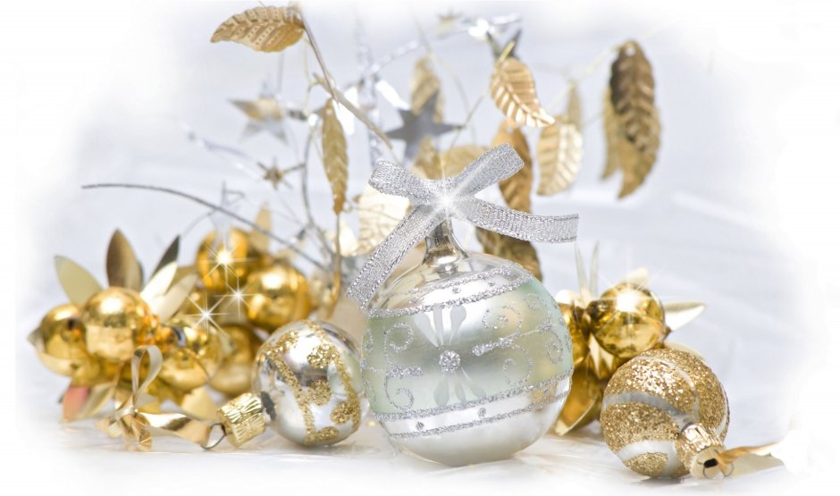Золотые и серебряные шары новогодние