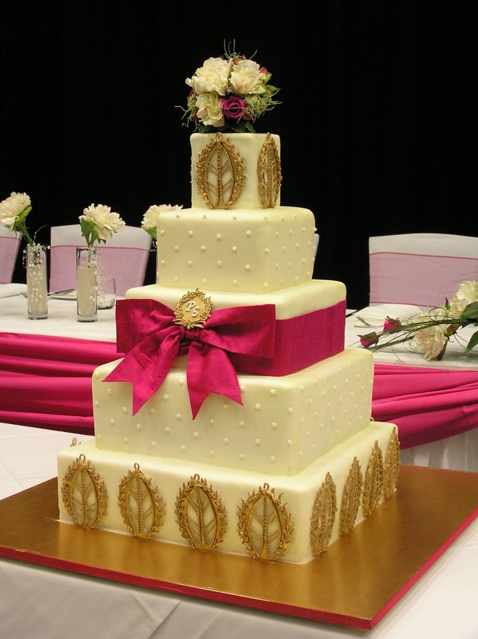 Торт свадебный с золотыми вензелями
