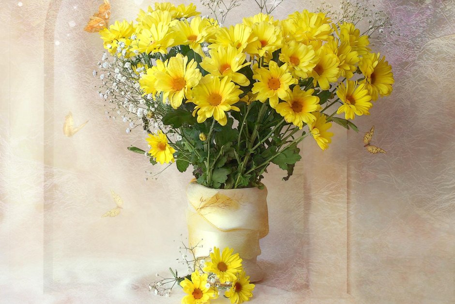 Желтые хризантемы в вазе