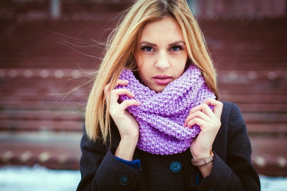 Девушка в красивом шарфе