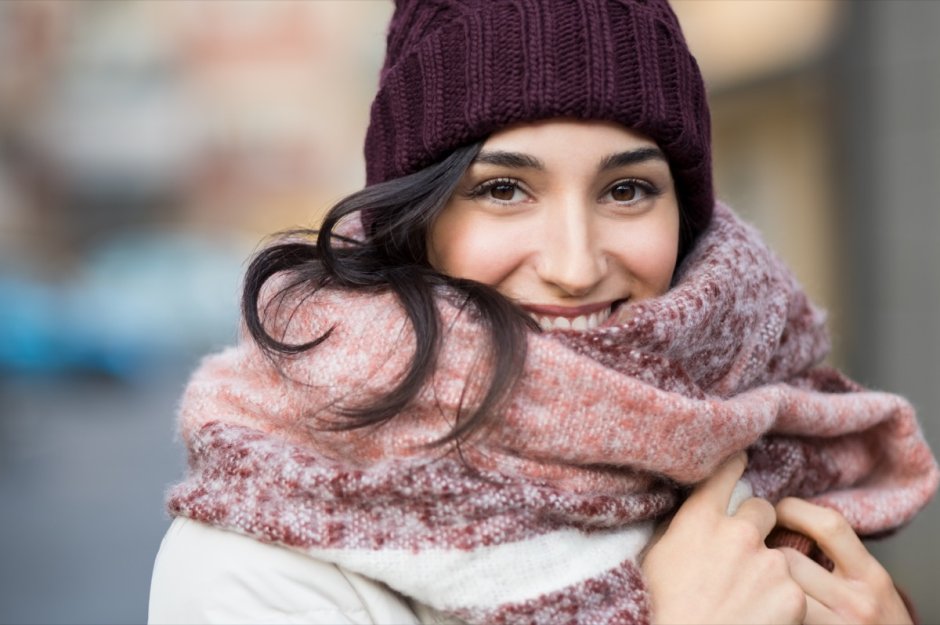Девушка в шарфе зимой