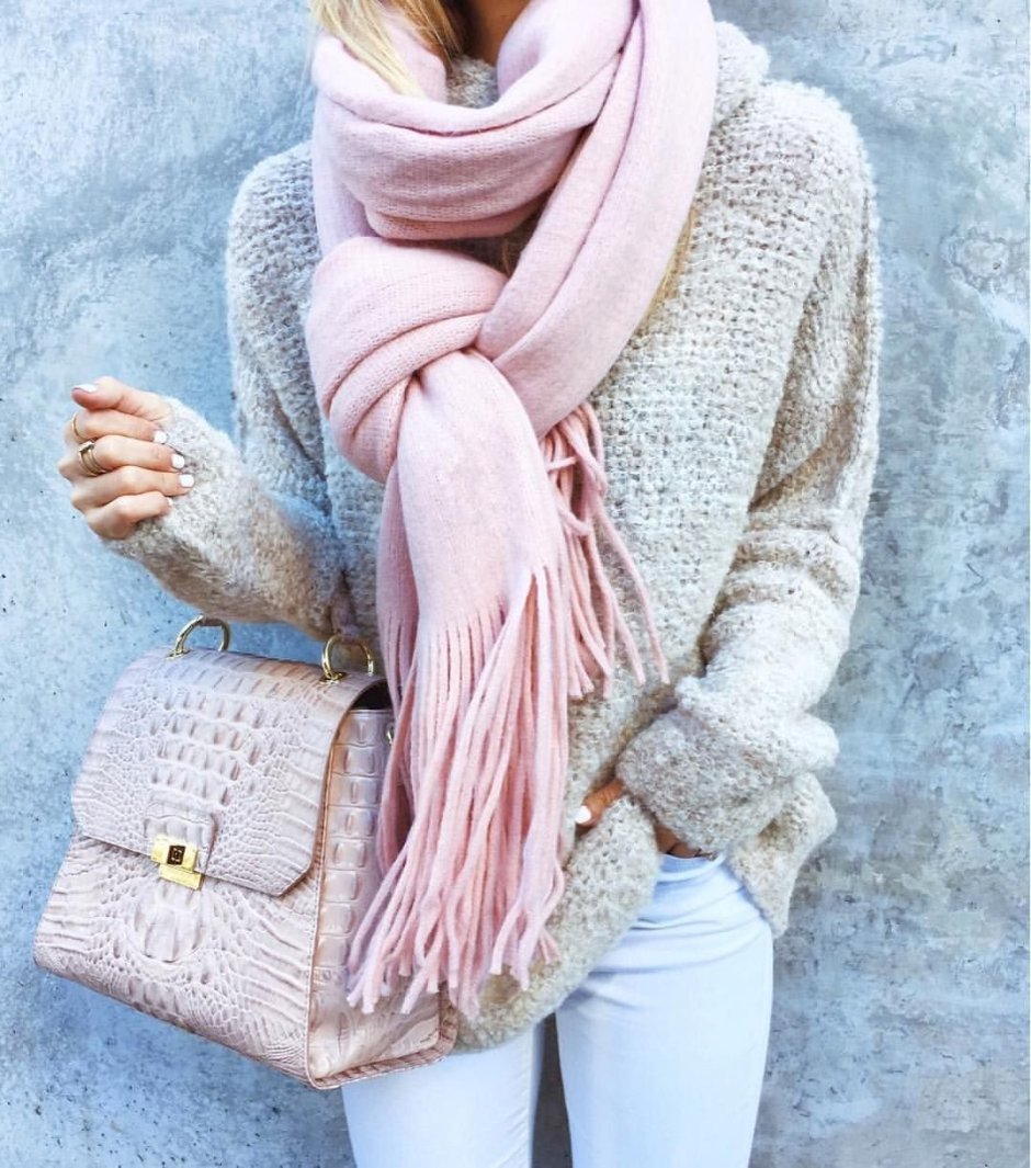 Нежно розовый шарф