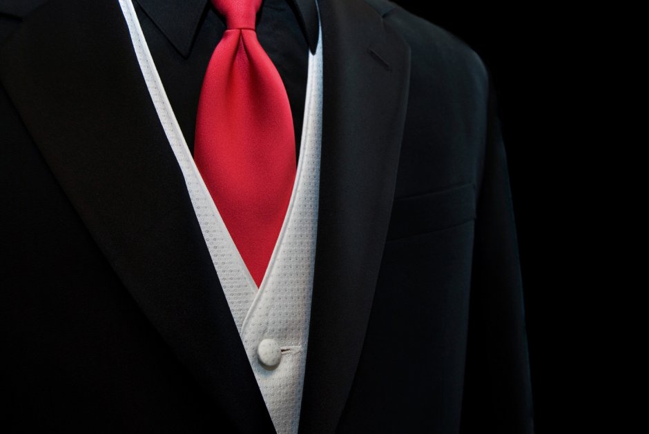 Черный смокинг с красным галстуком