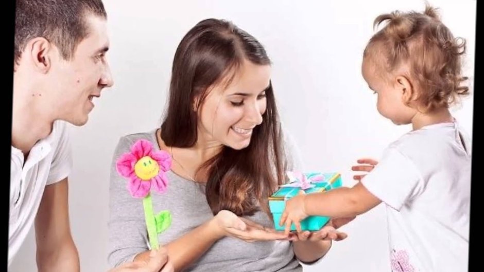 Дети и родители с подарками
