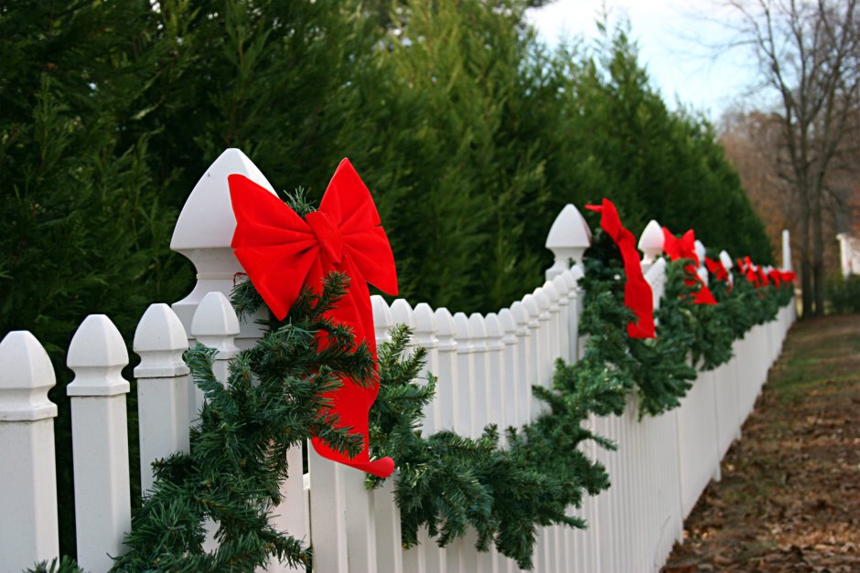 Рождественские украшения на забор