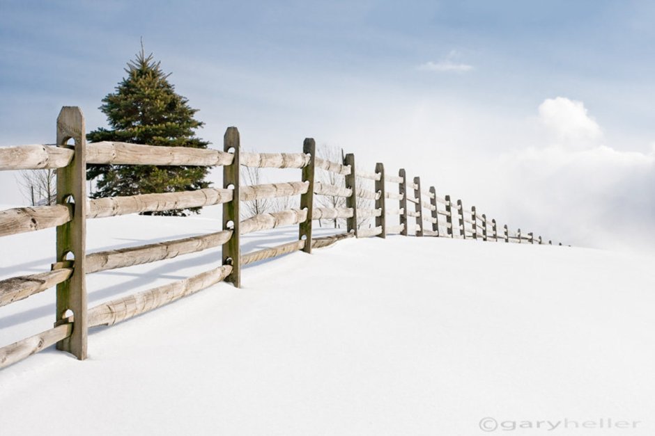 Деревянный забор зима