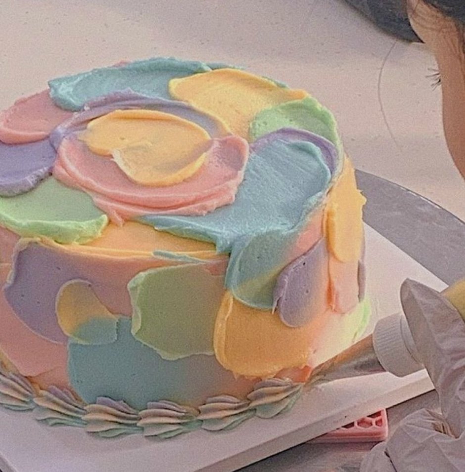Украшение торта мазками цветными