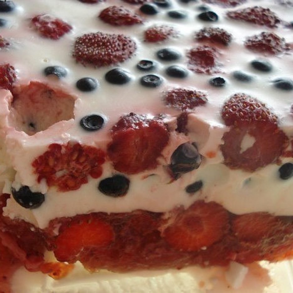 Сметанный десерт с ягодами