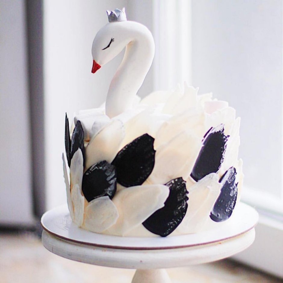 Свадебный торт двухъярусный с лебедями