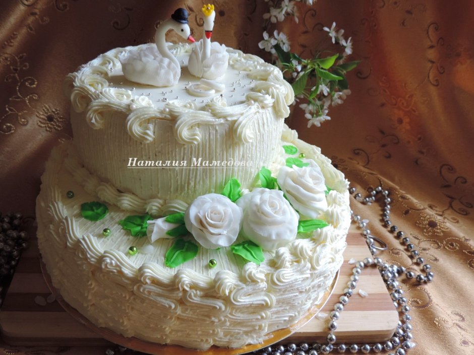 Оригинальный свадебный торт с лебедями