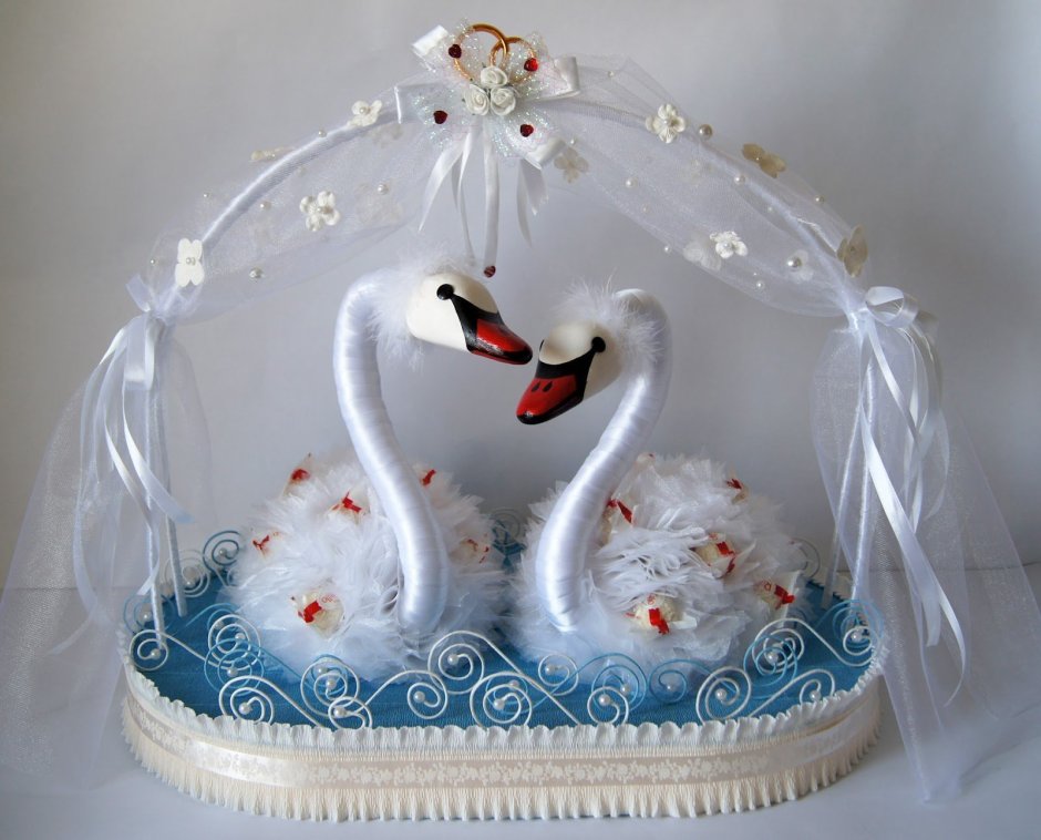 Торт с лебедями и розами свадебный