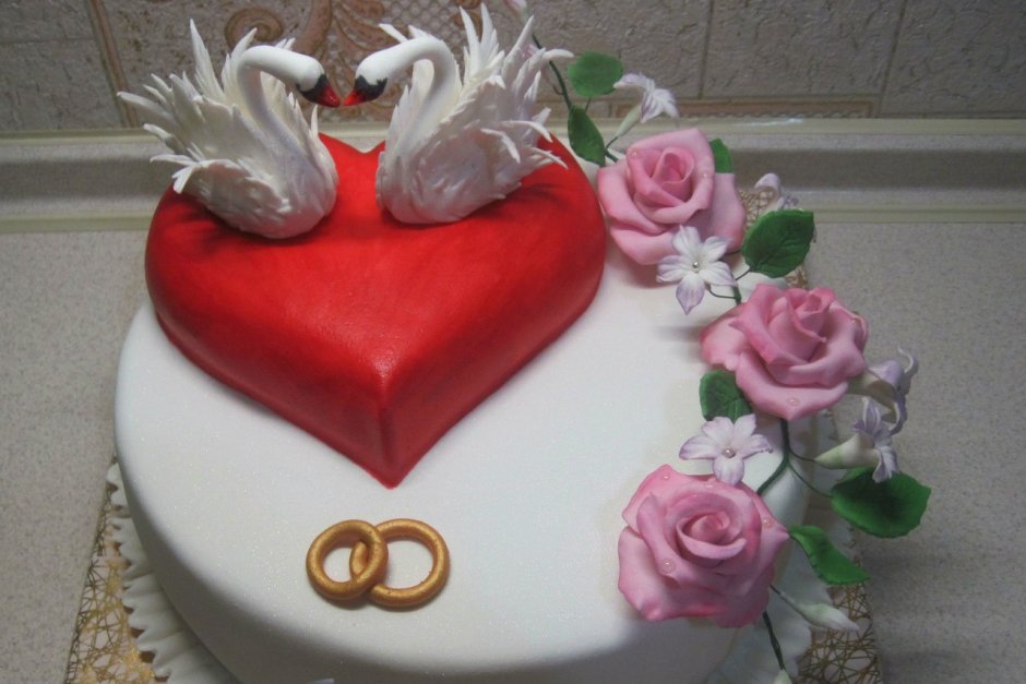 Торт свадебный кремовый с лебедями