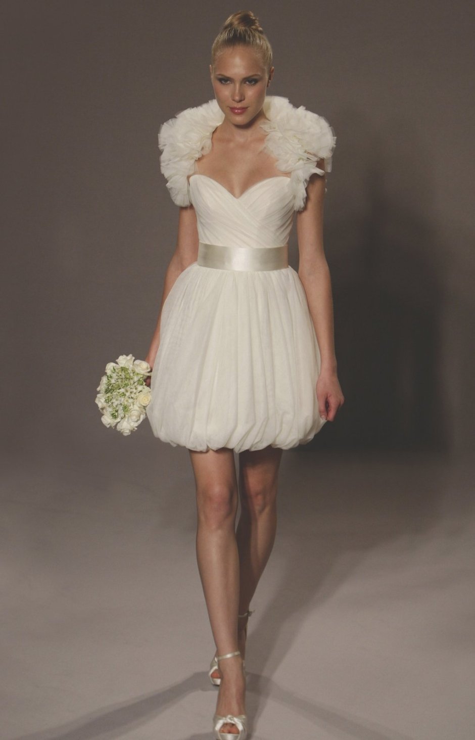 Короткое свадебное платье с перьями