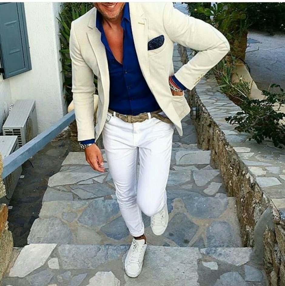 Клубный пиджак с белыми брюками