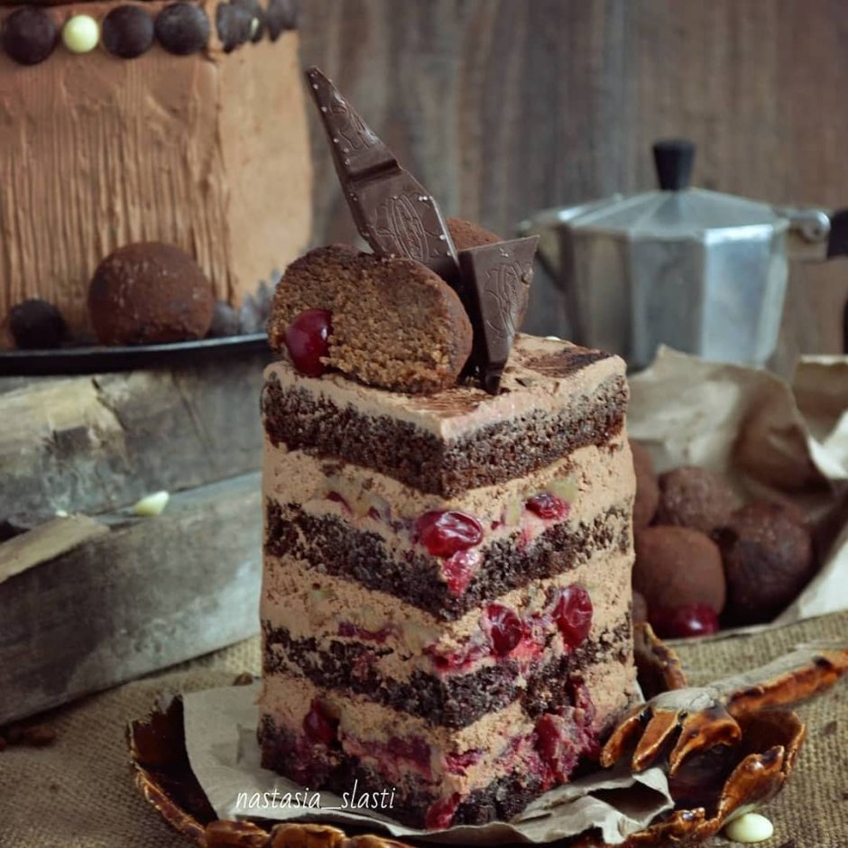 Торт шоколадный с вишнями внутри