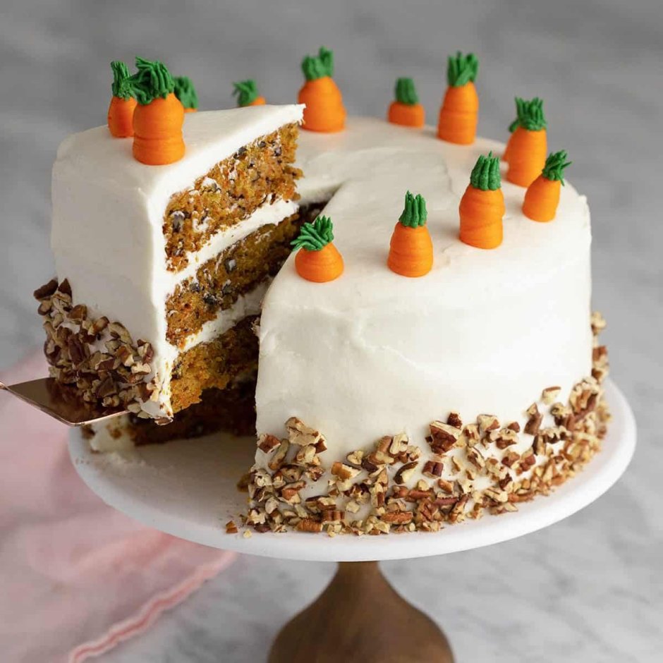 Морковный торт с морковками сверху