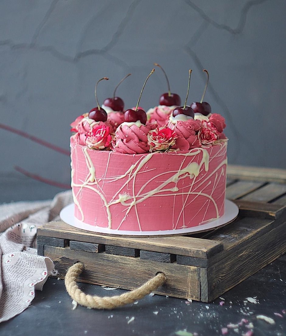 Торт с декором из ягод